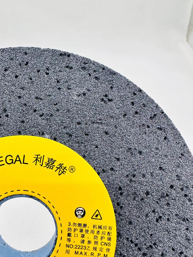 黑碳化硅砂輪(帶氣孔)黑碳化硅能用于制造固結(jié)磨具,涂附磨具和